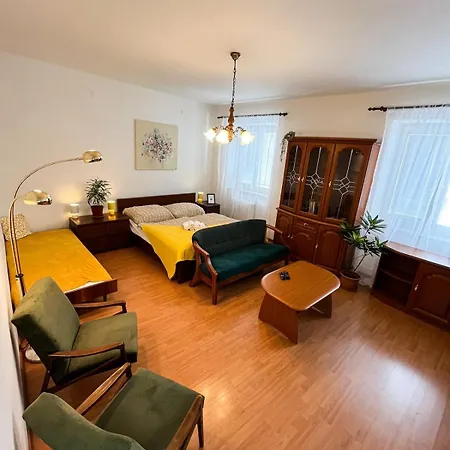 Lejlighed Spacious 3-room, Family-friendly, Baby-friendly, Near Center, Free Parking Bratislava